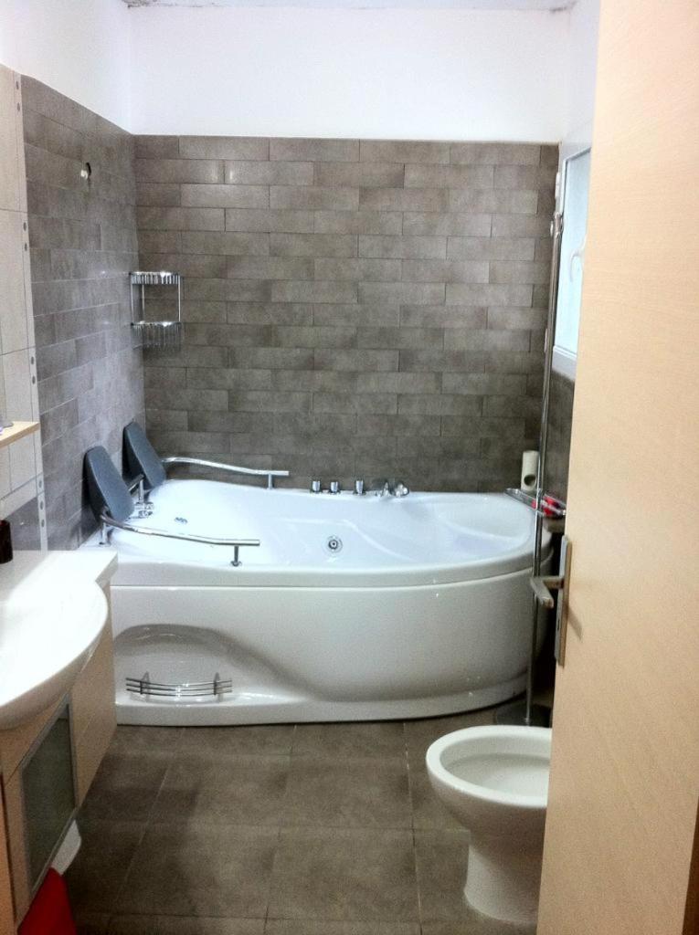 Luxurious 6 Bedroom Villa In A Great Location คัลกิดา ภายนอก รูปภาพ